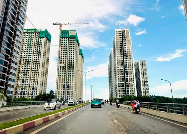 Lượng tiền dồi dào trên thị trường đang “thổi bùng” cơn sốt bất động sản