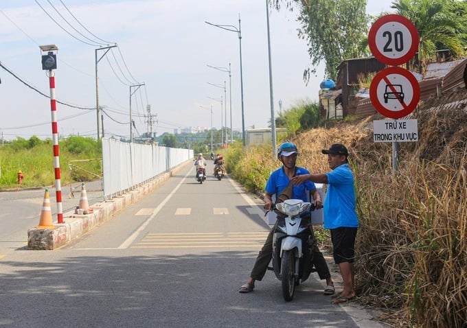 Đường của bến xe Miền Đông mới (nối với đường Hoàng Hữu Nam) là lối đi duy nhất của hơn 300 người dân. Ảnh: Châu Tuấn