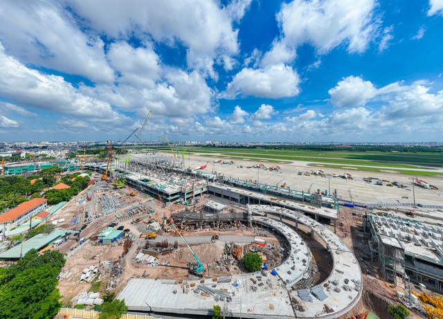 Dự án được thi công sát bên sân bay Tân Sơn Nhất đang hoạt động.