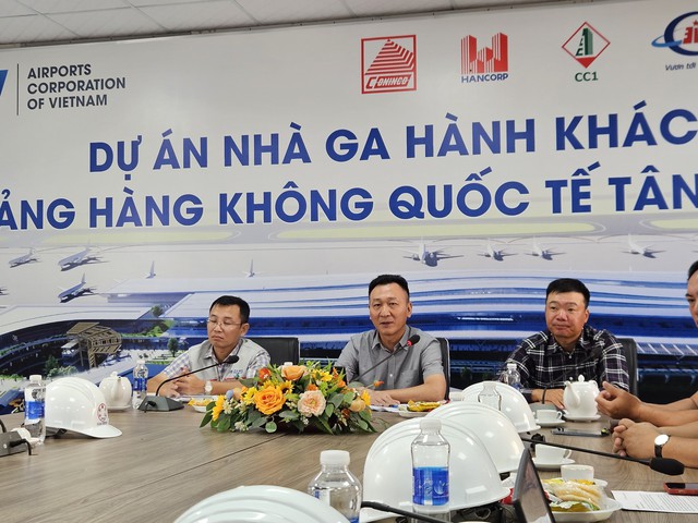Ông Lê Khắc Hồng, Trưởng Ban Quản lý Dự án nhà ga hành khách T3 Tân Sơn Nhất (giữa) trao đổi với báo chí ngày 19-6