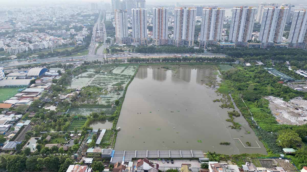 Khu vực quy hoạch nhà ga Thủ Thiêm sát đại lộ Mai Chí Thọ hiện là một khu đầm lầy. Ảnh: Anh Tú