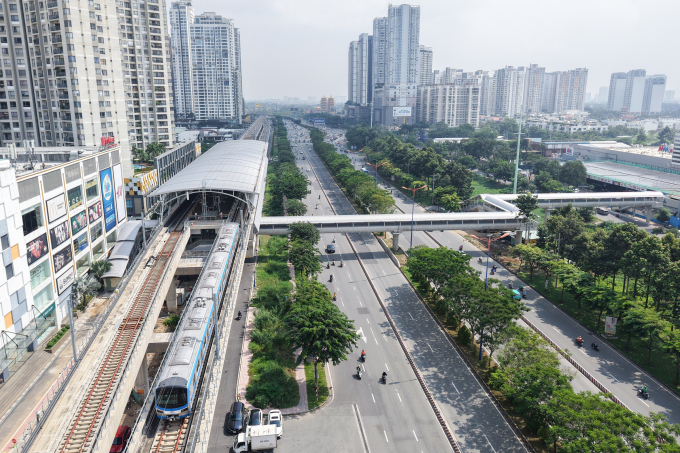 Bất động sản, chung cư, cao ốc... dọc theo xa lộ Hà Nội và tuyến Metro số 1. Ảnh: Thanh Tùng