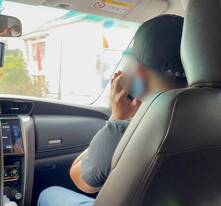 Môi giới ở khu vực vùng ven TP.HCM "chém gió" về việc sốt đất từ thông tin sáp nhập trên mạng. (Ảnh: Đại Việt)