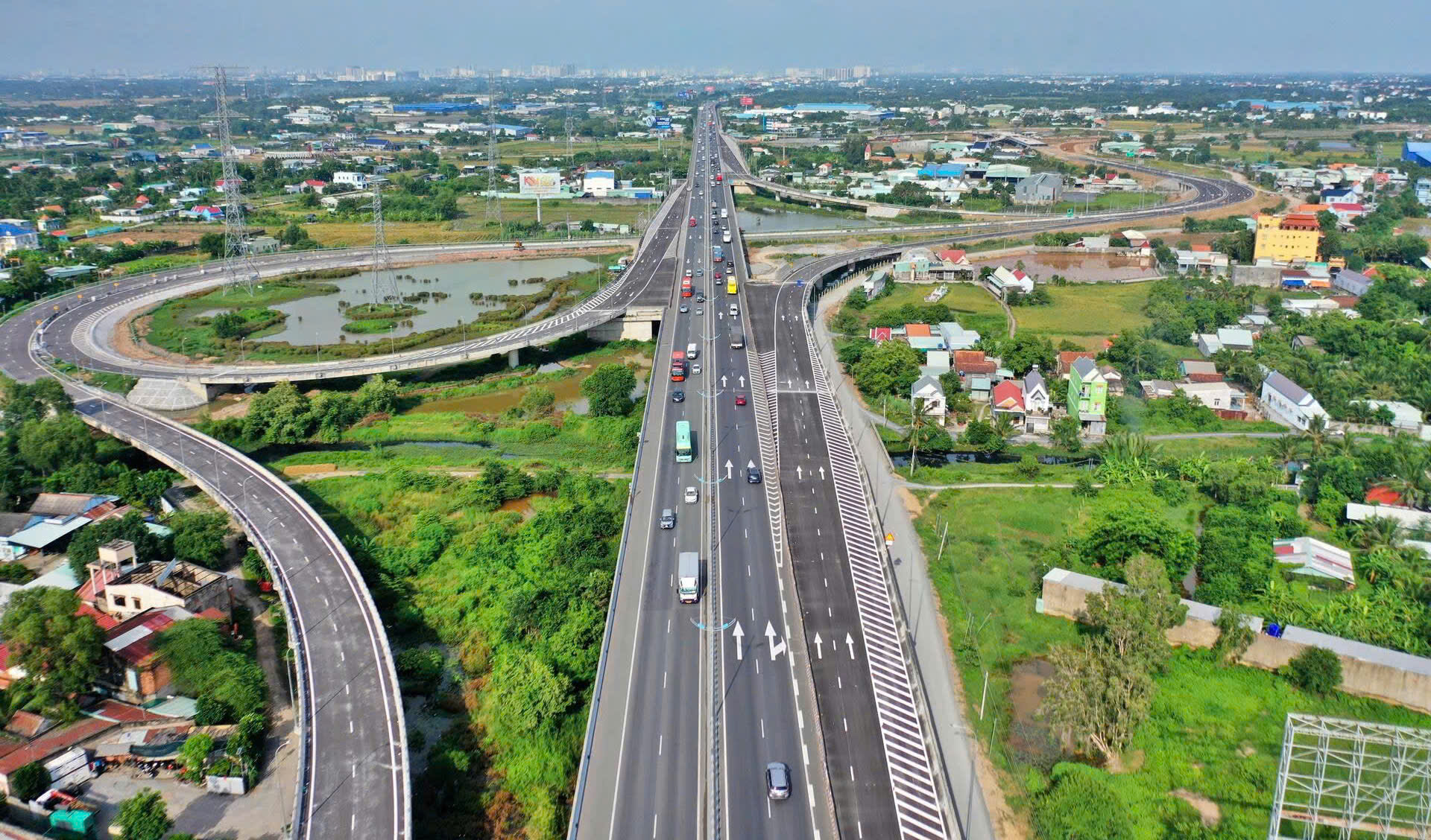 Nhiều công trình giao thông trọng điểm, quy mô lớn đã và đang dần hình thành tại Long An. Ảnh: dự án cao tốc Bến Lức - Long Thành.