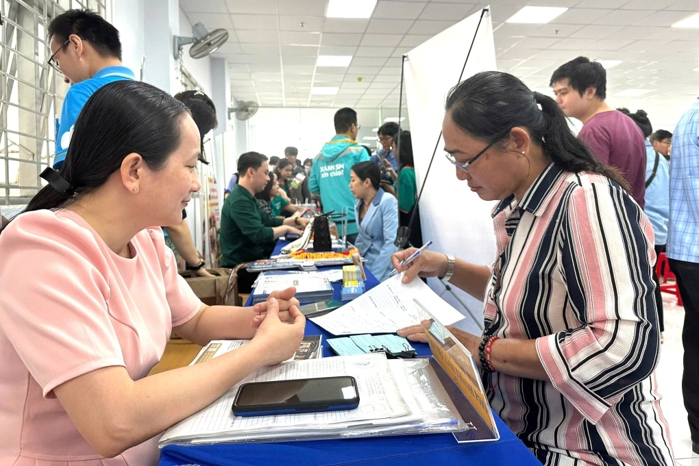 Lao động nữ tìm kiếm việc làm tại TP HCM. Ảnh: Lê Tuyết