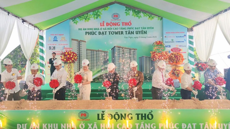 Các đại biểu thực hiện nghi thức động thổ.