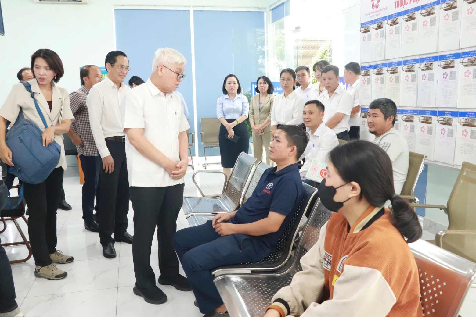 Lãnh đạo tỉnh Bình Dương kiểm tra việc chuẩn bị điều kiện để các trung tâm phục vụ hành chính công cấp xã phường hoạt động. Ảnh: Đình Trọng