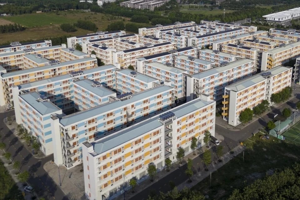 Trước đó, trong chính sách đặc thù để thúc đẩy phát triển nhà ở xã hội đã được Quốc hội thông qua đã có điểm đột phá là rút ngắn tới 70% thời gian làm thủ tục. Cụ thể, thời gian từ bước chấp thuận chủ trương đến lựa chọn nhà đầu tư rút gọn từ 300 ngày xuống còn tối đa 75 ngày. Ảnh: Duy Hiệu
