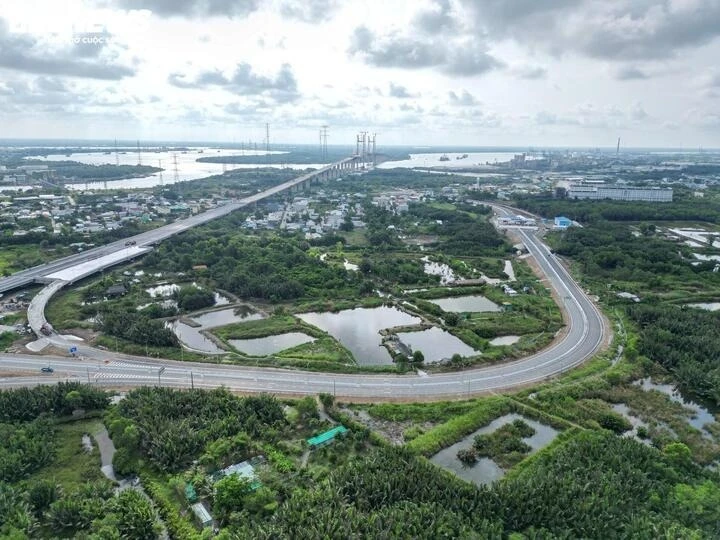 Hệ thống đường sá ngày càng phát triển. Ảnh: Lương Ý.
