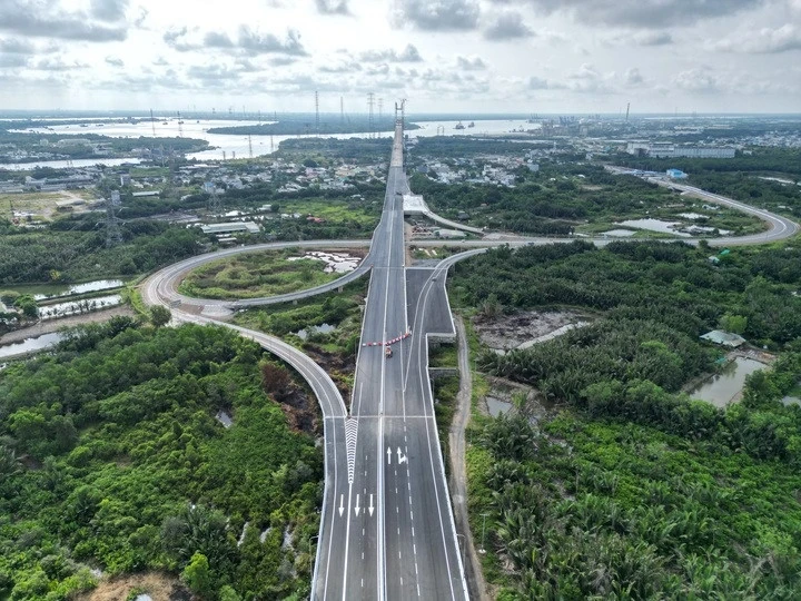 Hạ tầng kết nối khu Tây TP.HCM với các tỉnh Đông và Tây Nam Bộ đang dần hoàn thiện. Ảnh: Lương Ý.