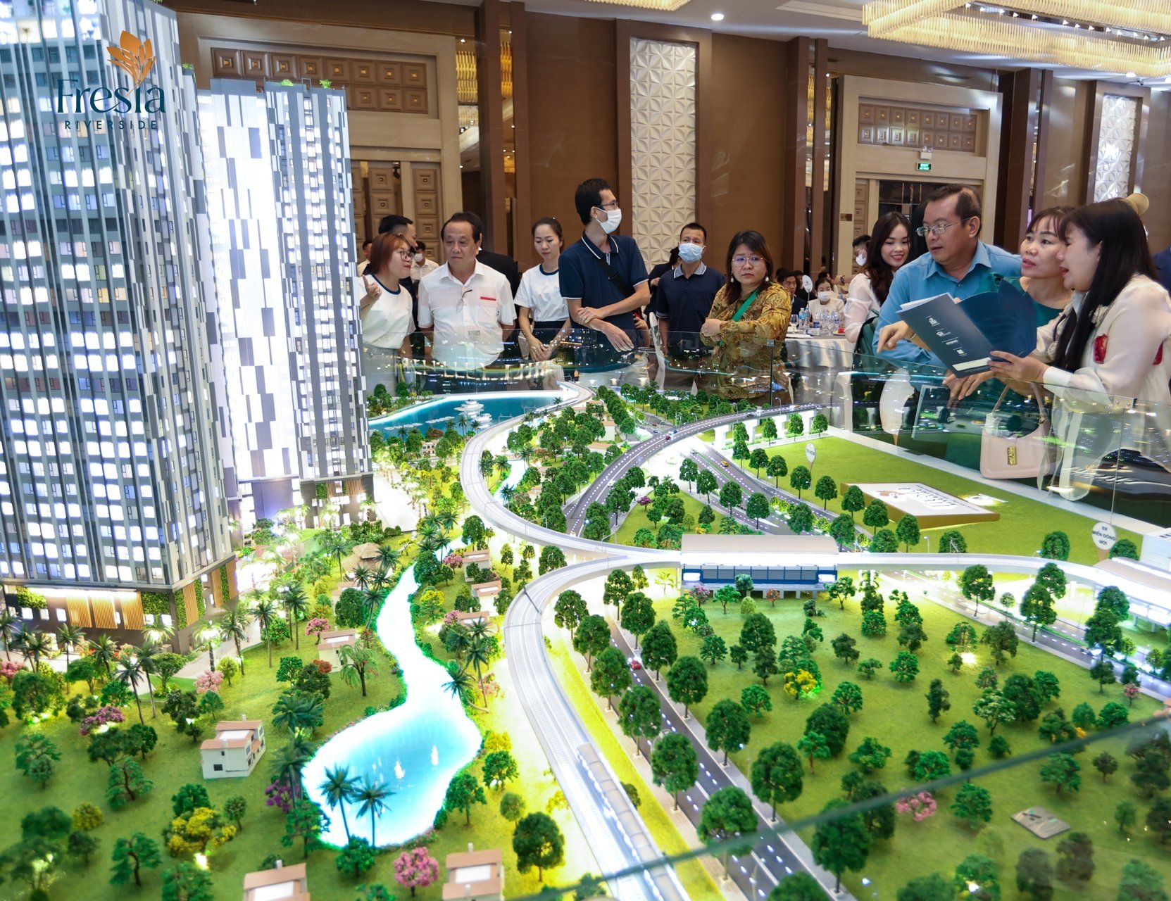 Khách hàng tham quan dự án dự án căn hộ Fresia Riverside. Ảnh: L.L