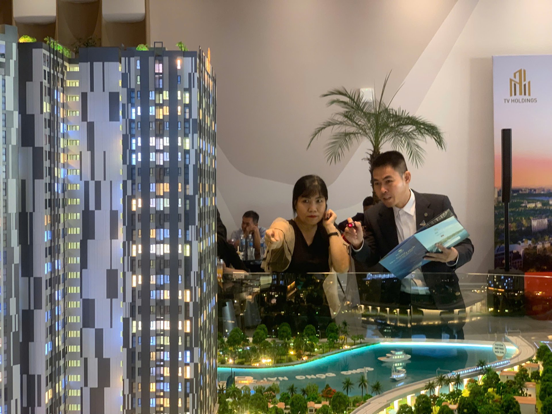 Nhà đầu tư, khách hàng quan tâm tới dự án giáp ranh TP.HCM. Ảnh: Gia Linh