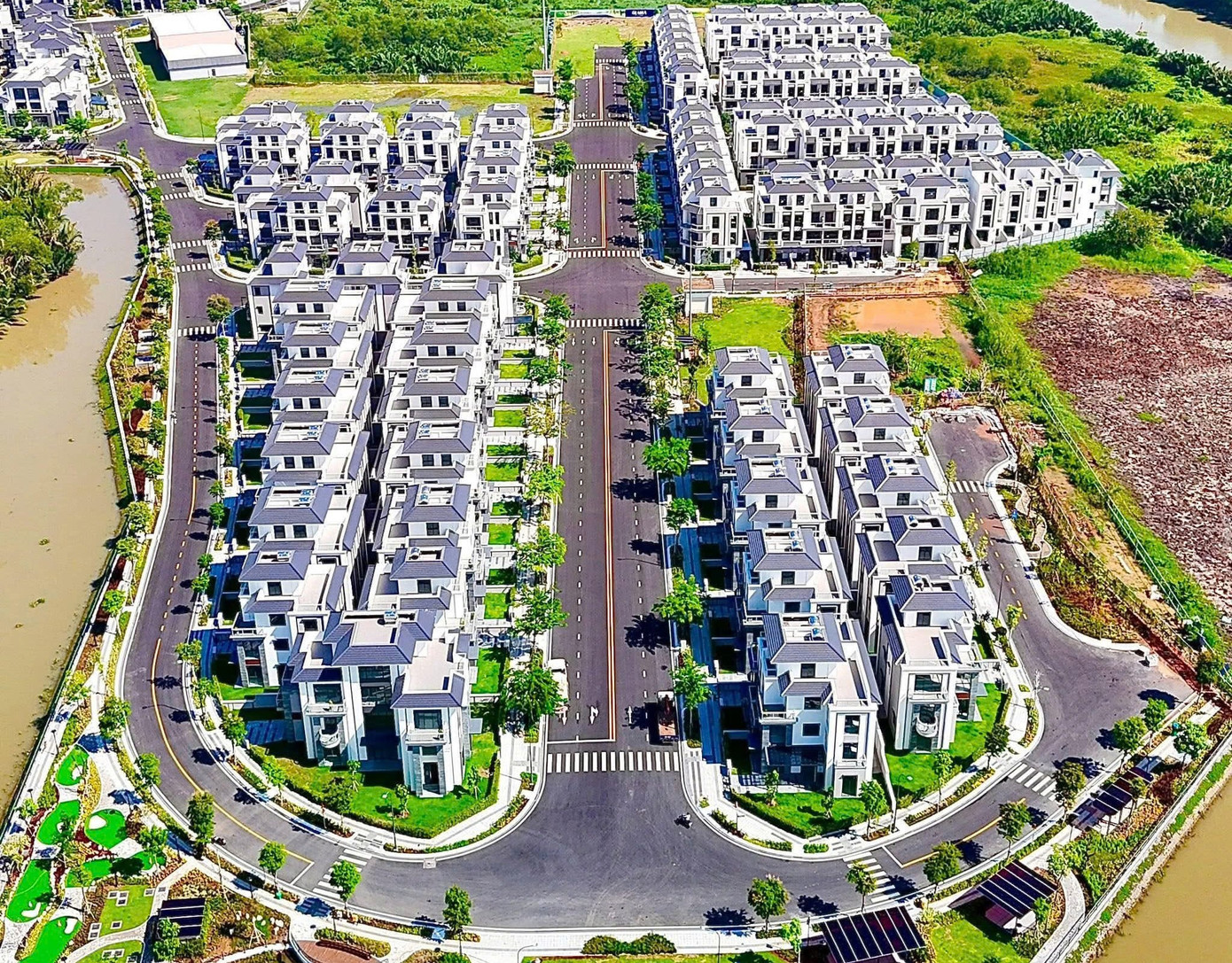 Giá biệt thự, nhà ở liền kề ở TPHCM, dự án có giá rao bán tăng khoảng 3 đến trên 5%. Ảnh: Trần Út.