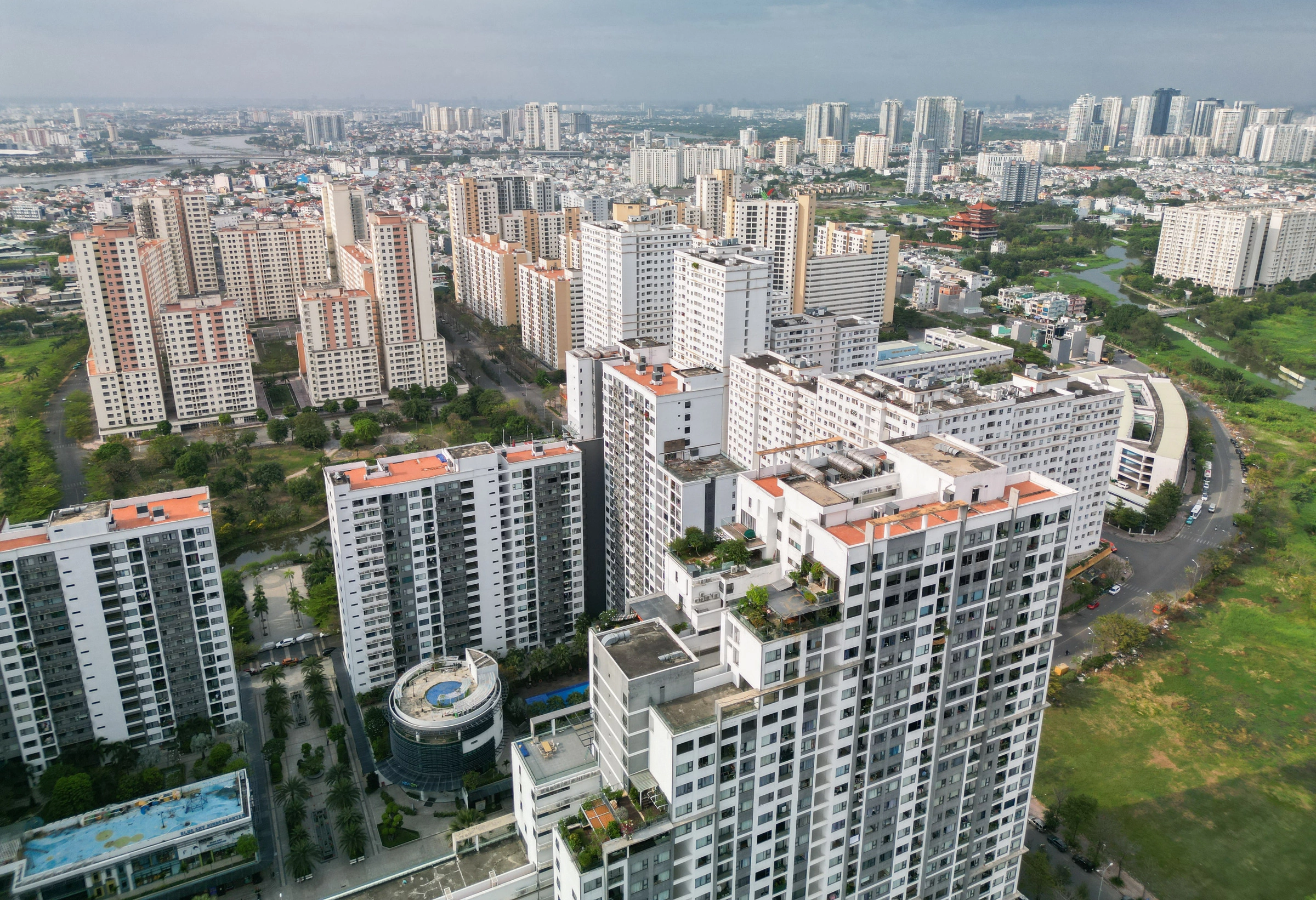 Bất động sản khu đông TP HCM với các dự án chung cư. Ảnh Quỳnh Trần