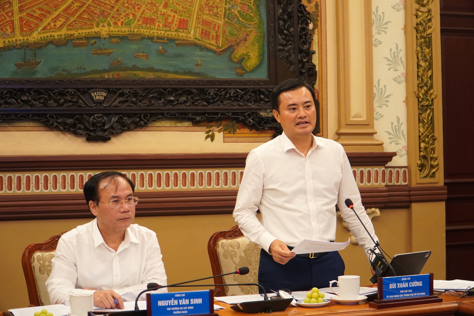 Phó Chủ tịch UBND TP HCM Bùi Xuân Cường (đứng) là Chủ tịch Hội đồng thẩm định nhiệm vụ quy hoạch, quy hoạch đô thị và nông thôn trên địa bàn thành phố.