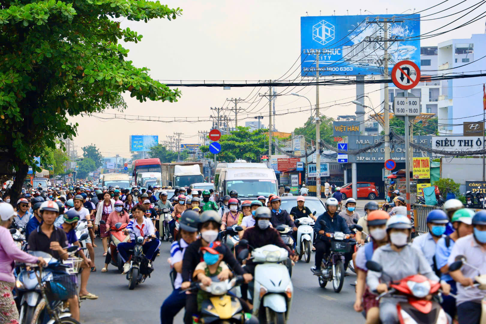 Quốc lộ 13 là một trong những cửa ngõ quan trọng phía đông TP HCM, giúp kết nối các địa phương lân cận