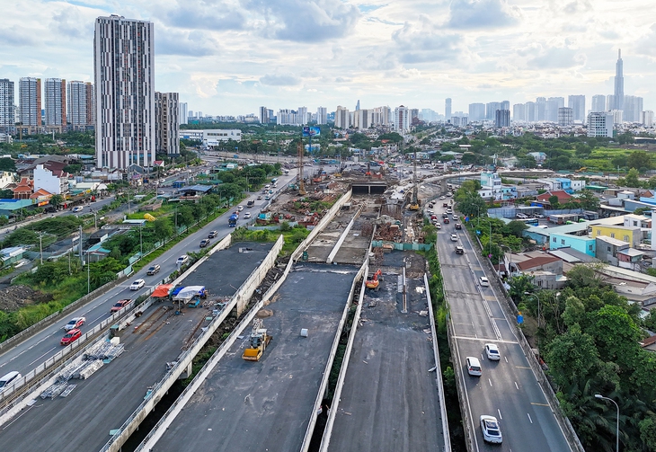Khu vực dự án nút giao An Phú nối đường dẫn cao tốc TP.HCM - Long Thành - Dầu Giây đang thi công. Theo kế hoạch, đoạn này sẽ hoàn thiện vào cuối năm nay, tiếp nối đó là dự án khởi công đường dẫn cao tốc - Ảnh: CHÂU TUẤN