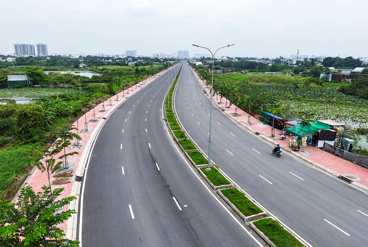 Đường song hành quốc lộ 50 đã hoàn thiện cơ bản. Hiện đoạn quốc lộ 50 (TP.HCM nối Tây Ninh) cũng đang được đốc thúc tiến độ - Ảnh: CHÂU TUẤN