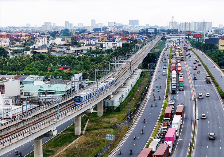 Ngoài Metro số 1 đã hoạt động, TP.HCM đang tập trung triển khai thêm nhiều tuyến khác để phát triển cả giao thông nội đô và liên vùng - Ảnh: CHÂU TUẤN