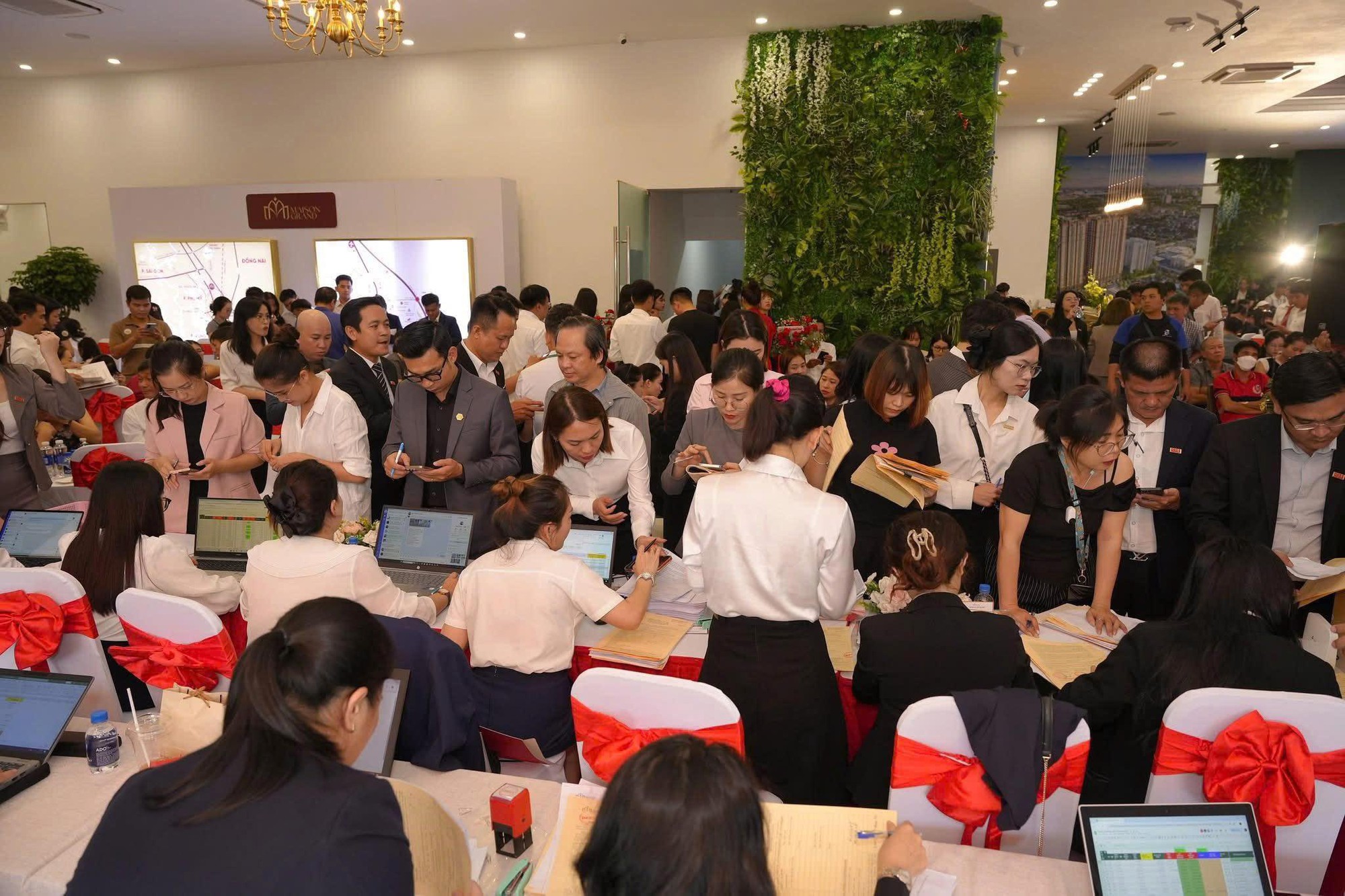 Sự kiện mở bán giai đoạn mới dự án Maison Grand thu hút đông đảo khách hàng và nhà đầu tư.