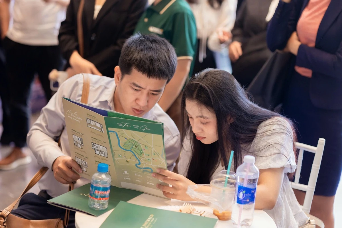 Người mua tìm hiểu thông tin các dự án gần ga metro trên tuyến Thủ Dầu Một - trung tâm TP.HCM. Ảnh: DKRS.