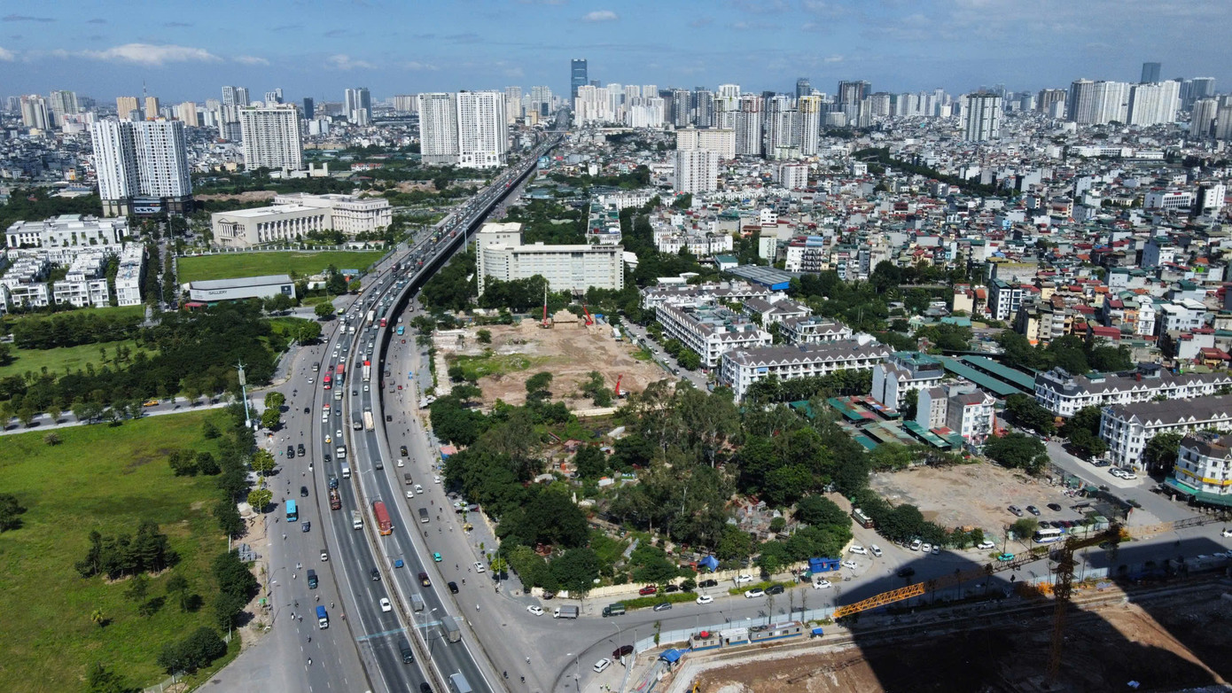 Bộ Xây dựng cho biết, một trong những nguyên nhân khiến giá bất động sản, nhà ở tăng thời gian qua do một số doanh nghiệp chủ đầu tư, nhà đầu tư, cá nhân môi giới có hành vi găm hàng, nâng giá, đầu cơ, nhiễu loạn thông tin thị trường.