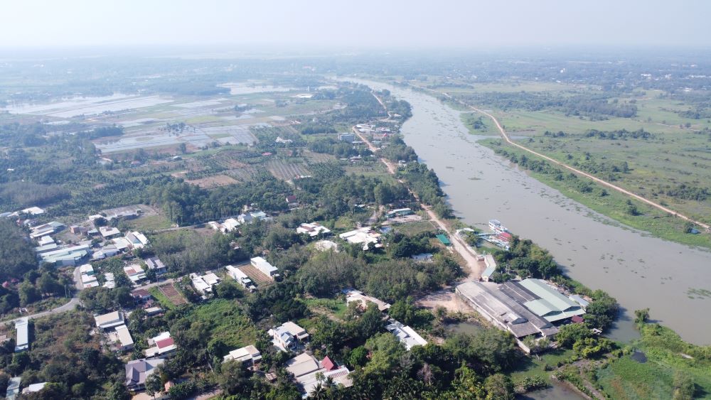 Kế bên sông Sài Gòn tại phường An Tây có 2 khu công nghiệp. Ảnh: Đình Trọng