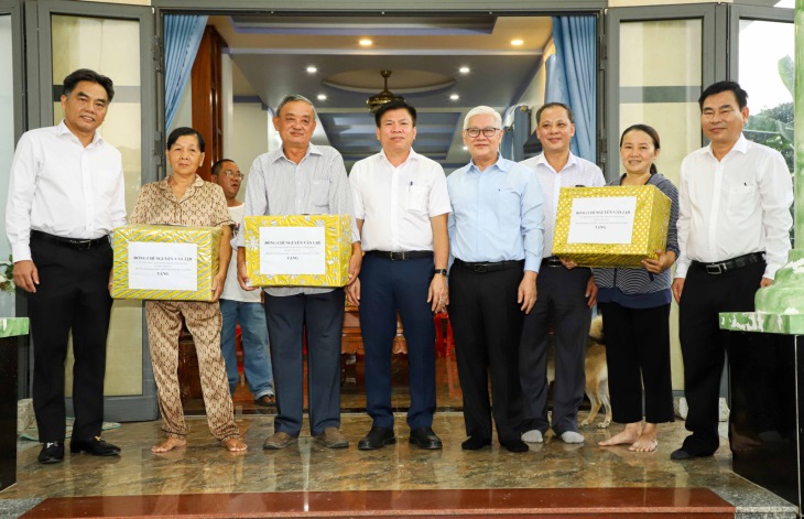 Lãnh đạo tỉnh tặng quà cảm ơn các hộ dân đã nhường mặt bằng để thi công dự án Vành đai 3 TPHCM.Ảnh: UBND BD