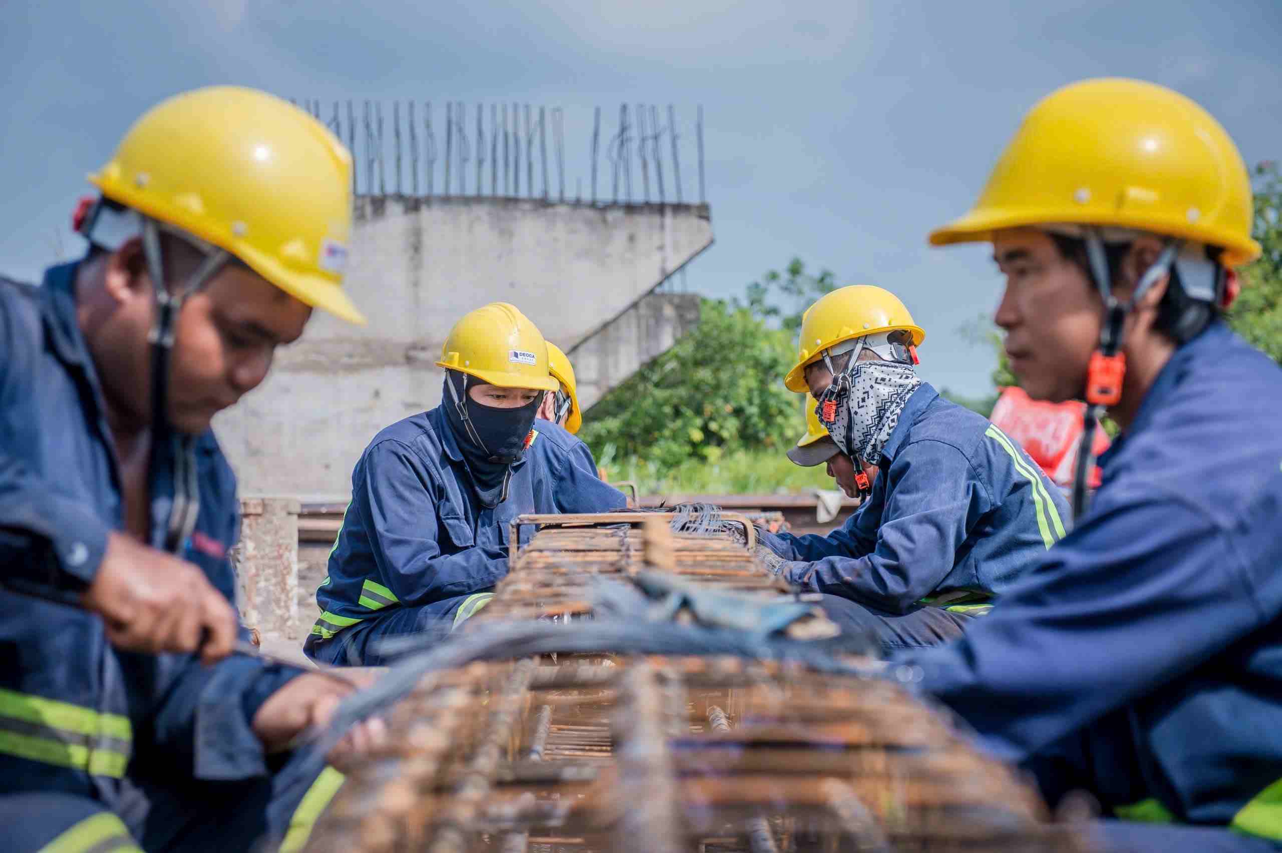 Người lao động đang nỗ lực vượt nắng thắng mưa trên công trường. Ảnh: TĐĐC